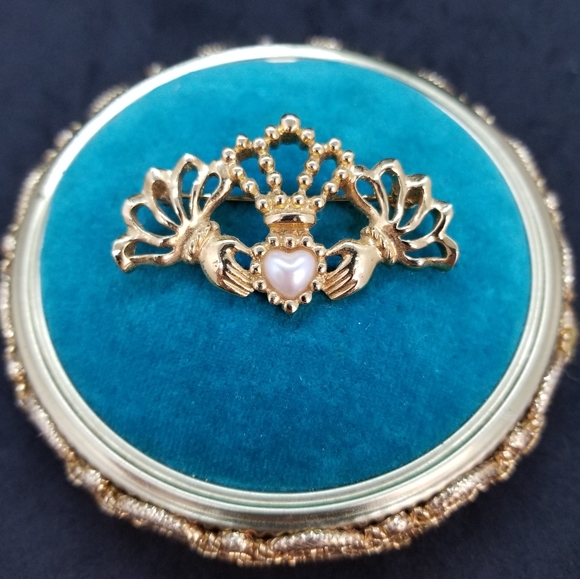 Avon Jewelry - Avon claddagh gold-tone faux pearl brooch/pin ❤